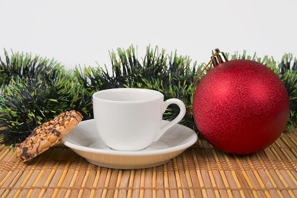 Bolo e xícara de chá com decoração de Natal — Fotografia de Stock