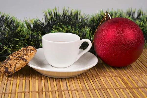 Rote Weihnachtskugel mit Kuchen und festlicher Dekoration — Stockfoto