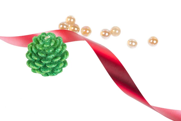Vela aislada, perlas de vidrio y cinta, decoración de Navidad —  Fotos de Stock
