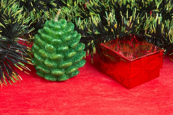 Świąteczne dekoracje świecy, drzewo wianek i prezent — Zdjęcie stockowe