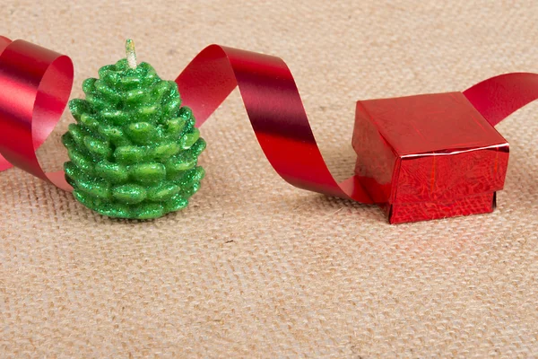 Weihnachtsschmuck mit Kerze, Schleife und Geschenk — Stockfoto