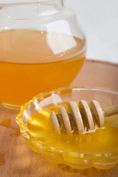 Honey in the jar on the kitchen blackboard — Stock Photo, Image