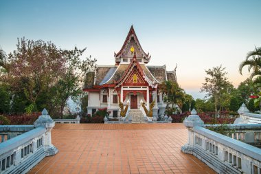 buddism Tapınağı'nda DOI mae salong gün batımında, Tayland.