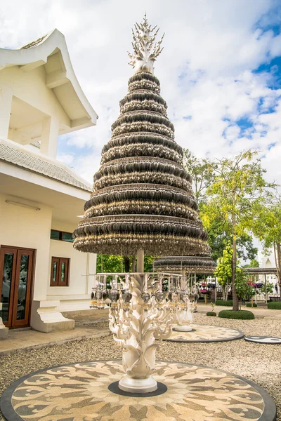 Ønsketræet på hvidt tempel Wat Rong Khun, Chiang Rai provinsen, det nordlige Thailand. Chiang Rai provinsen, det nordlige Thailand - 16 januar 2014: Hvide tempel Wat Rong Khun - Stock-foto