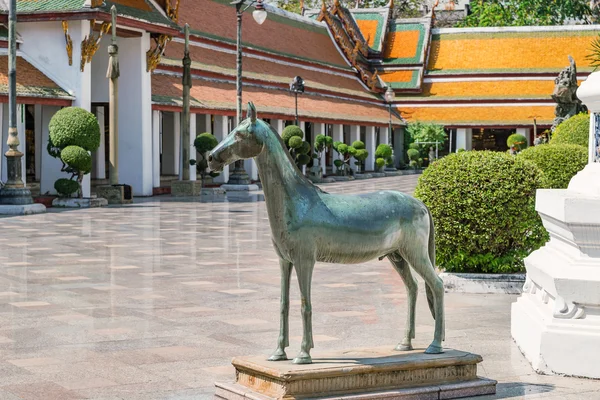 Pferdestatue am wat suthat, königlicher Tempel an der Riesenschaukel in Bangkok in Thailand. — Stockfoto