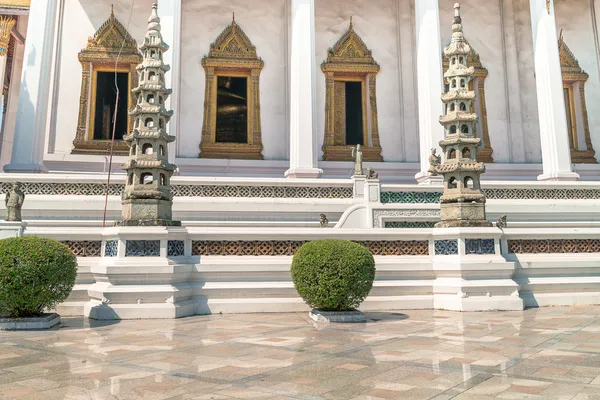 Architecturale details van wat suthat, Koninklijke tempel op de gigantische schommel in bangkok in thailand. — Stockfoto