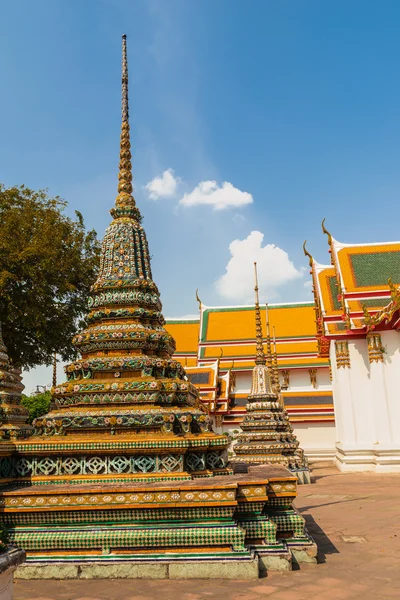 Stupa's al tempio di Wat Phra Kaew, Bangkok, Thailandia . — Foto Stock