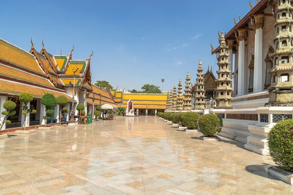 Wat Suthat, templo real en el Giant Swing en Bangkok, Tailandia. Construido en 1782-1809 . — Foto de Stock