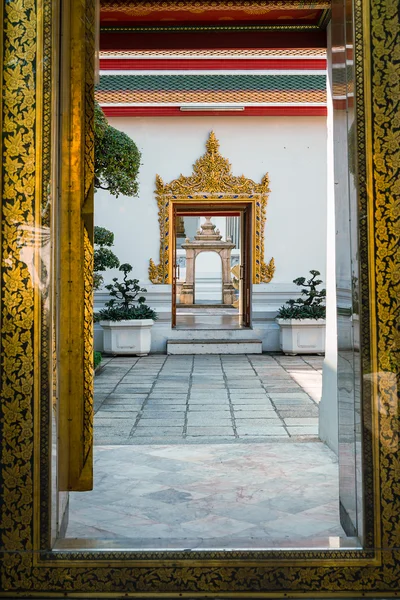 Kaskad dörröppningar lokalt arbete, bangkok, thailand. — Stockfoto