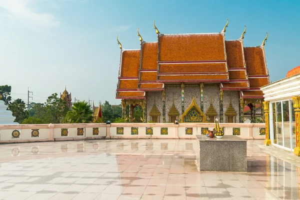 Reflexion von wat kaeo manee si mahathat bei sonnigem Tag, Provinz Phang Nga, Thailand — Stockfoto