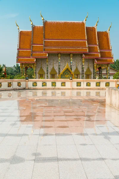 Wat kaeo manee si mahathat bei sonnigem Tag, Provinz Phang Nga, Thailand — Stockfoto