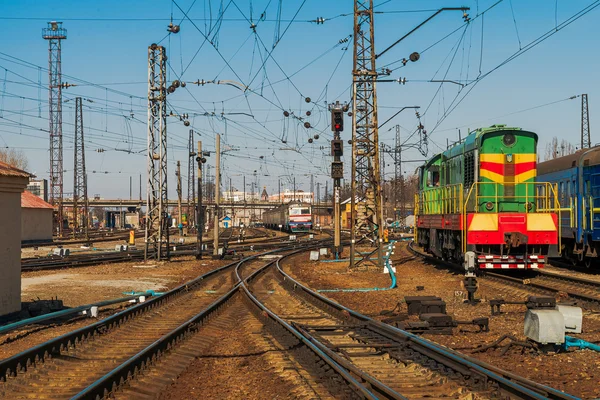 乌克兰铁路。火车铁轨在乌克兰哈尔科夫客运火车站 — 图库照片