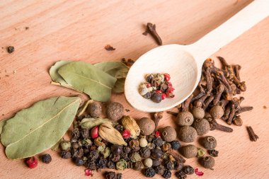 tahta kaşık ile baharat