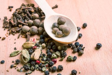tahta kaşık ile karışık baharat