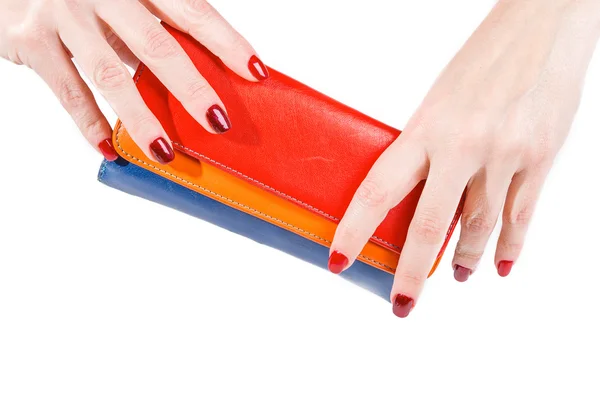 Ręce, trzymając multicolor portfel na białym tle — Zdjęcie stockowe