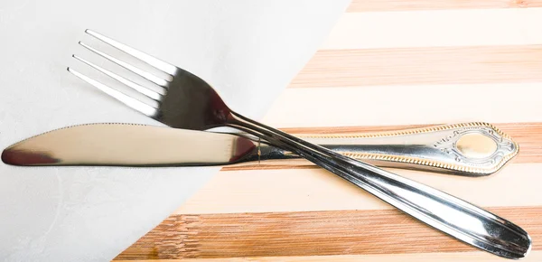 Vidlička a nůž na bílém ubrousku — Stock fotografie