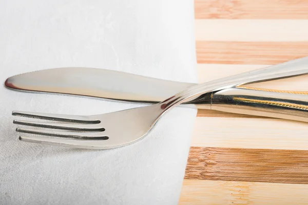 Vidlička a nůž na bílém ubrousku — Stock fotografie