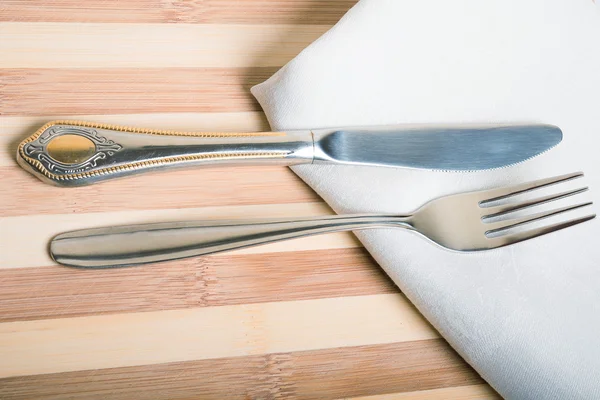 Tenedor y cuchillo en una servilleta blanca —  Fotos de Stock