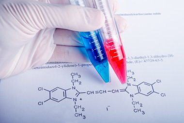 Floresan analizi için test tüpleri hücre süspansiyon. bilimsel araştırma için plastik levha.