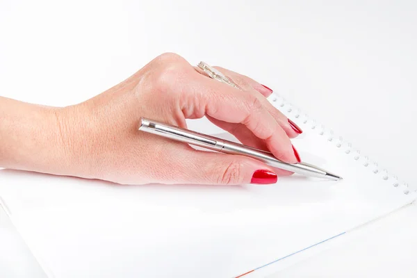 Mano de mujer con bolígrafo escrito en cuaderno — Foto de Stock