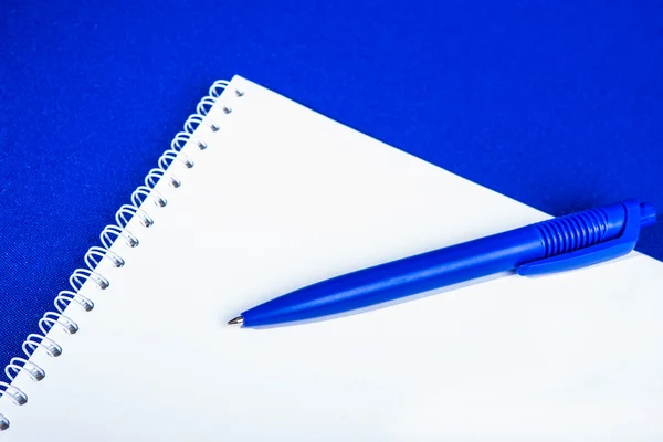Spiral defter kalem mavi arka plan ile — Stok fotoğraf
