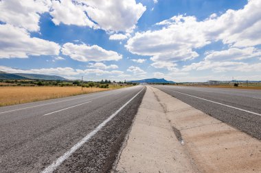 asfalt yol ile Türkiye'nin Ege bölgesinde bulutlu gökyüzü