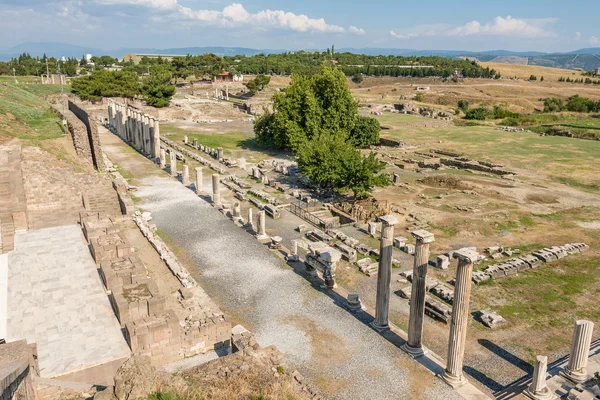 Kijk op de kolommen in het steegje, Pergamum, Turkije