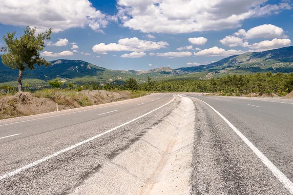 Asphalt road with cloudy sky  in aegean region of Turkey — Stock Photo, Image