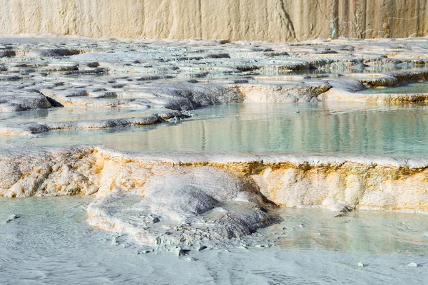 Węglan formacji skalnych z trawertynu z błękitną wodą, pamukkale, Turcja — Zdjęcie stockowe