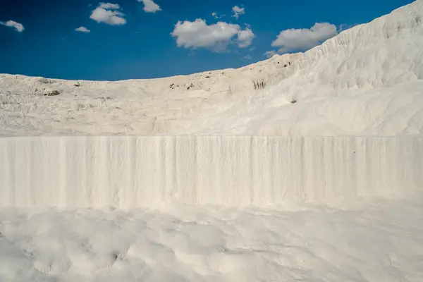 Doğal travertin havuzları ve terasları, Pamukkale, Türkiye — Stok fotoğraf