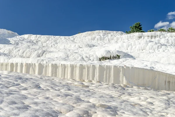 Famous travertine pools and terraces in Pamukkale, Turkey — Stock Photo, Image