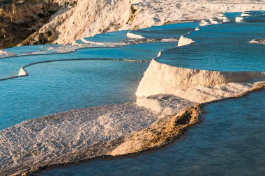 ünlü Traverten havuzları ve teraslar halinde pamukkale