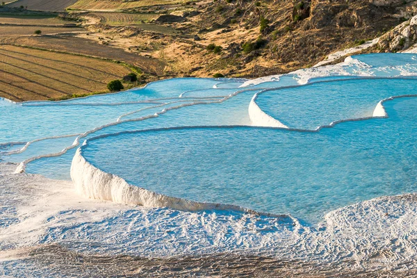 Piscinas e terraços famosos travertino em Pamukkale — Fotografia de Stock