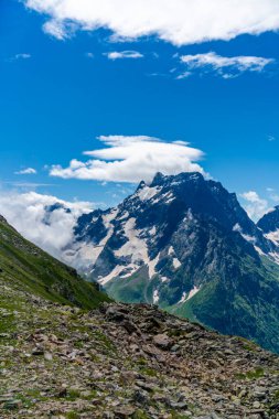 Dağ karlı zirveler. Kafkas Dağları, Osetya Cumhuriyeti. Dikey biçim.