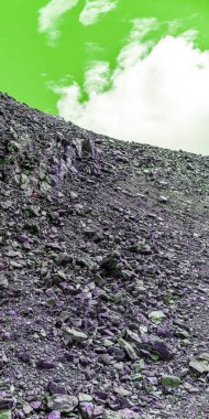 Dağın tepesinde ayrı taşlar var..