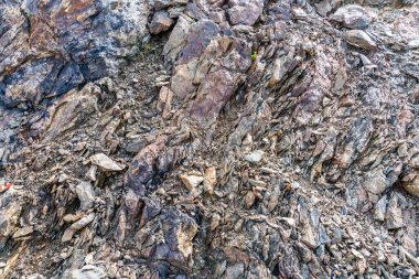 Dağın tepesindeki doku taşları..