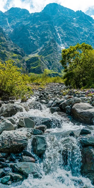 Vista Del Río Montaña Desfiladero Osetia Del Norte Rusia Piedras Imagen de archivo