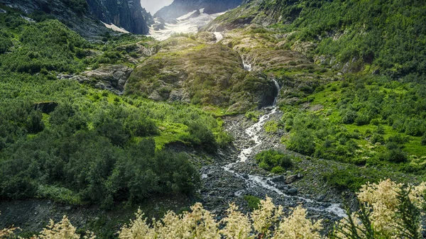 Vue Bas Une Cascade Coulant Glacier Dans Une Gorge Montagne — Photo