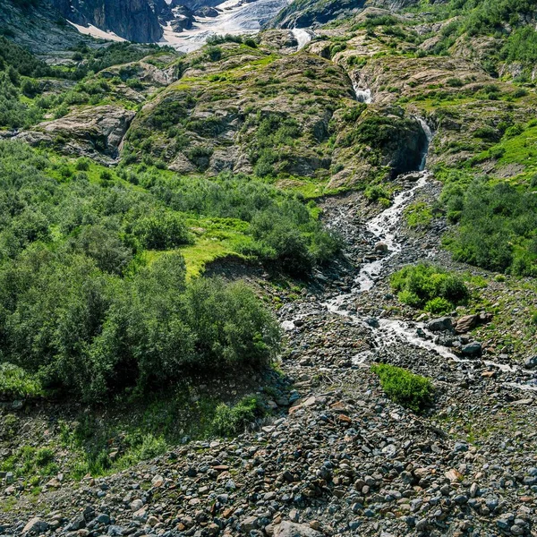Widok Dolny Wodospadu Spływającego Lodowca Górskim Wąwozie Górska Rzeka Kaukazie — Zdjęcie stockowe