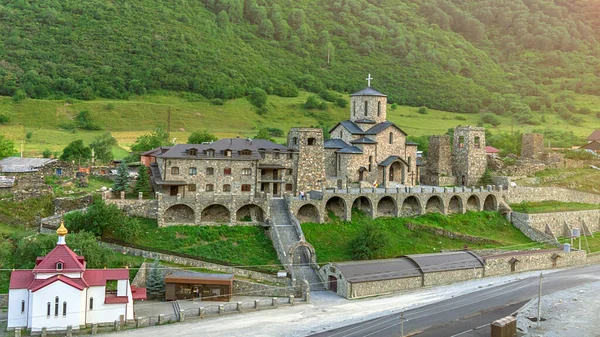 Fiagdon, Rusia, Osetia del Norte, 24 de junio de 2021. Templo ortodoxo cristiano osetio en el monasterio de Fiagdon, Khidikus Fotos de stock libres de derechos