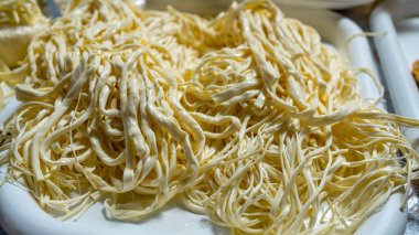 Piyasada ev yapımı peynir. Kapatın. Sanatsal kavram.