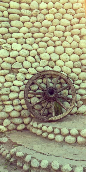 Old Wooden Wheel Stone Wall House — Fotografia de Stock