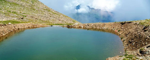 Lago Con Aguas Cristalinas Creado Por Fusión Nieve Cima Montaña —  Fotos de Stock