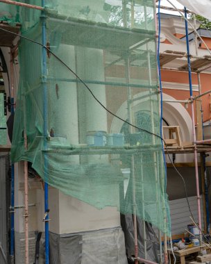 Photo Restoration work outside the church, scaffolding, church in the background