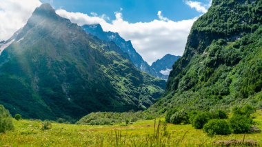 Photo Mountains of North Ossetia, beautiful summer landscapes with blue sky and clouds. Vertical format.