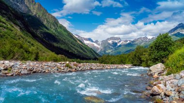 Photo View of the mountain river in the gorge, North Ossetia, Russia. Impenetrable rocks, majestic sun, mountains and forests.