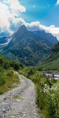 Kuzey Osetya dağları, güzel yaz manzaraları mavi gökyüzü ve bulutlarla.