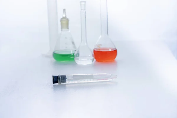 Foto Flaconi Vetro Laboratorio Con Liquido Multicolore Isolato Bianco — Foto Stock