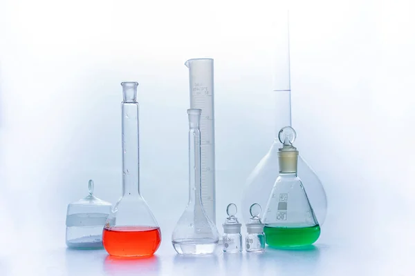 Foto Laboratório Frascos Vidro Com Líquido Multicolorido Isolado Branco — Fotografia de Stock
