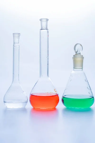 照片实验室玻璃瓶 装有五颜六色的液体 白色隔离 — 图库照片